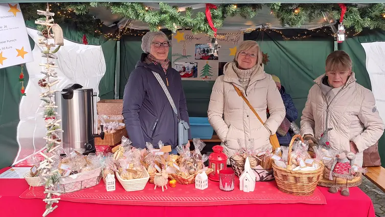 Das Foto zeigt Impressionen des Adventsmarktes rund um die Markuskirche am 1. Advent 2024 und die anschließende Lichterandacht.