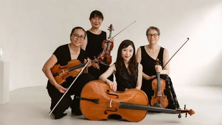 Vier Musiker:innen des Lotus Quartetts mit ihren Instrumenten