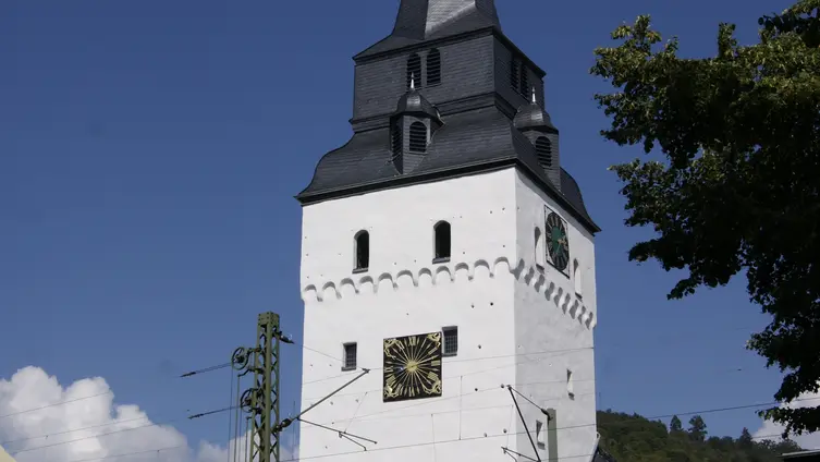Das Foto zeigt den sanierten Turm der Barbarakirche