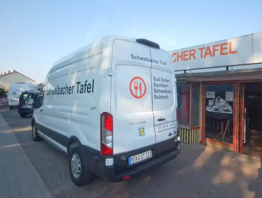 Der Tafelbus vor dem Tafelladen in Schwalbach