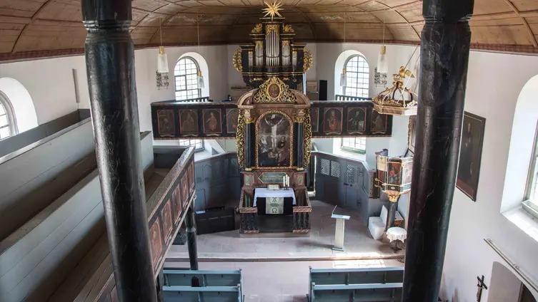 Blick von der Empore in den Innenraum der evangelischen Kirche Burgholzhausen.