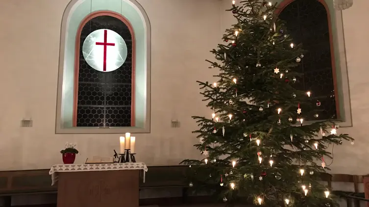 Altarraum mit Tannenbaum Kirche Leiselheim