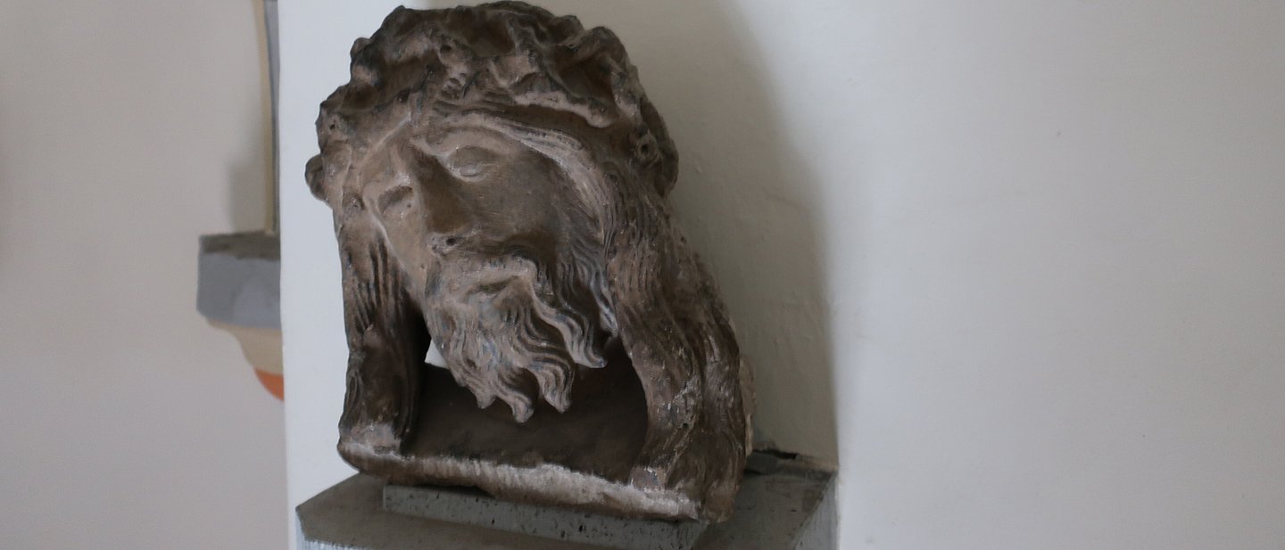 Der Christuskopf erinnert an die Leidenszeit Jesu