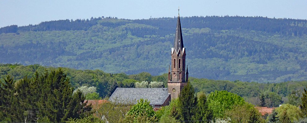 Panoramaansicht der Seulberger Kirche vor dem Taunuskamm.