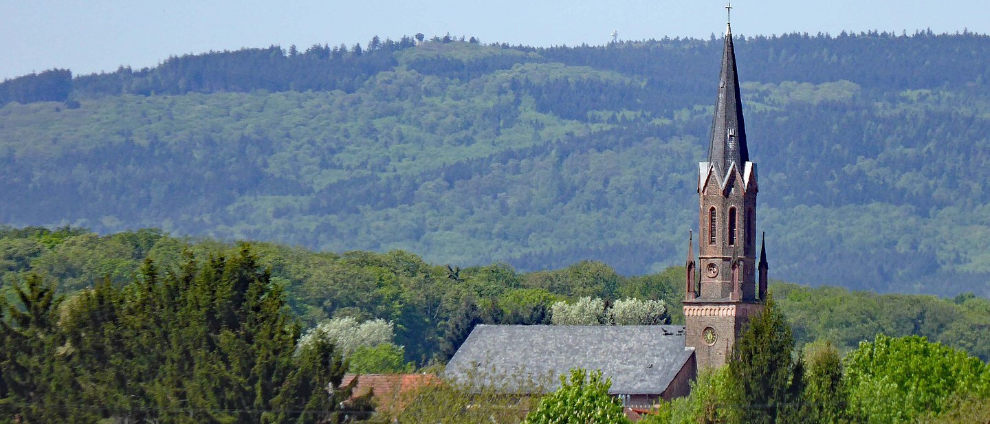 Panoramaansicht der Seulberger Kirche vor dem Taunuskamm.