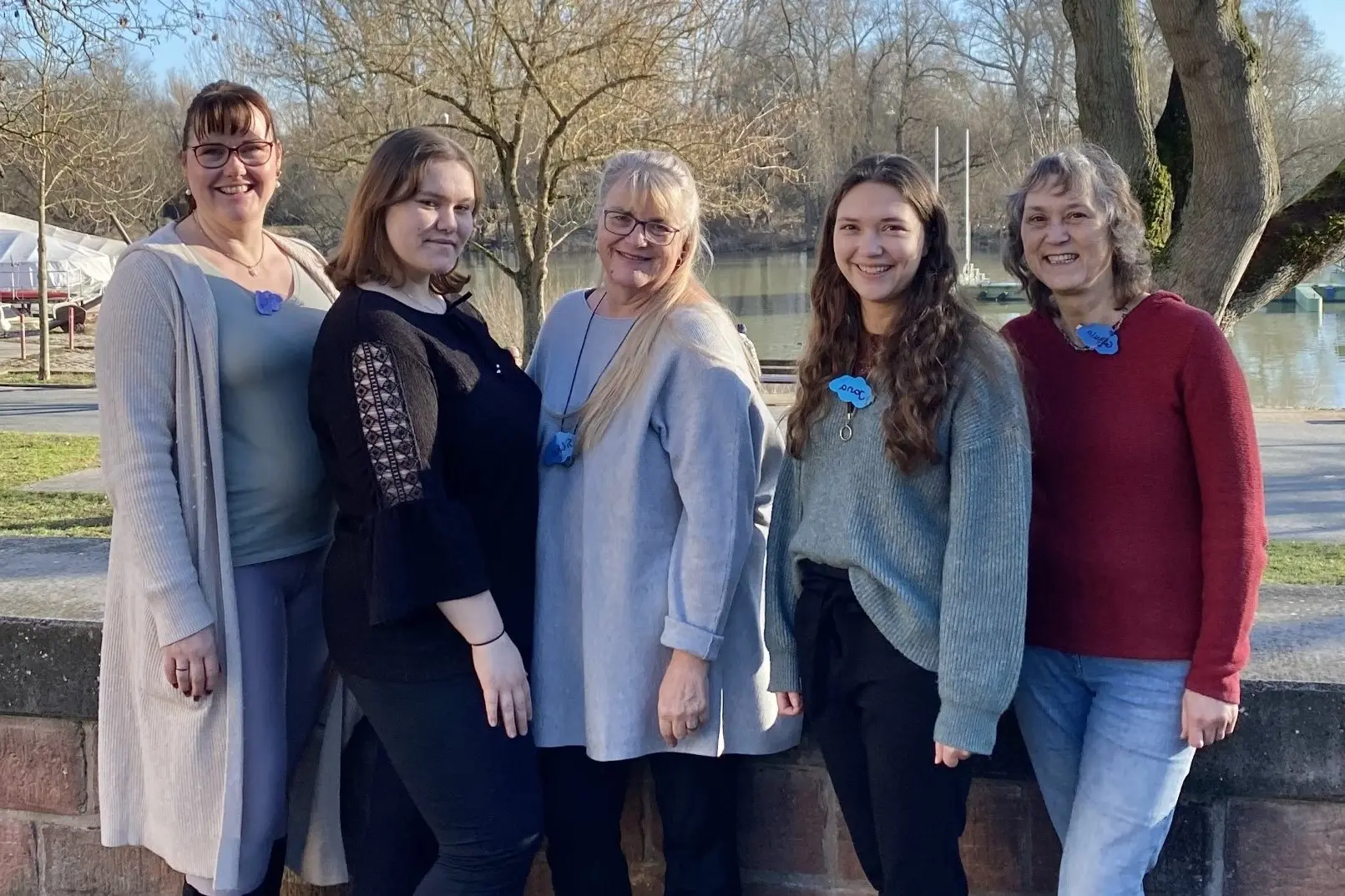 Die fünf Frauen des Kigo-Teams an der Dammmauer am Altrheinufer