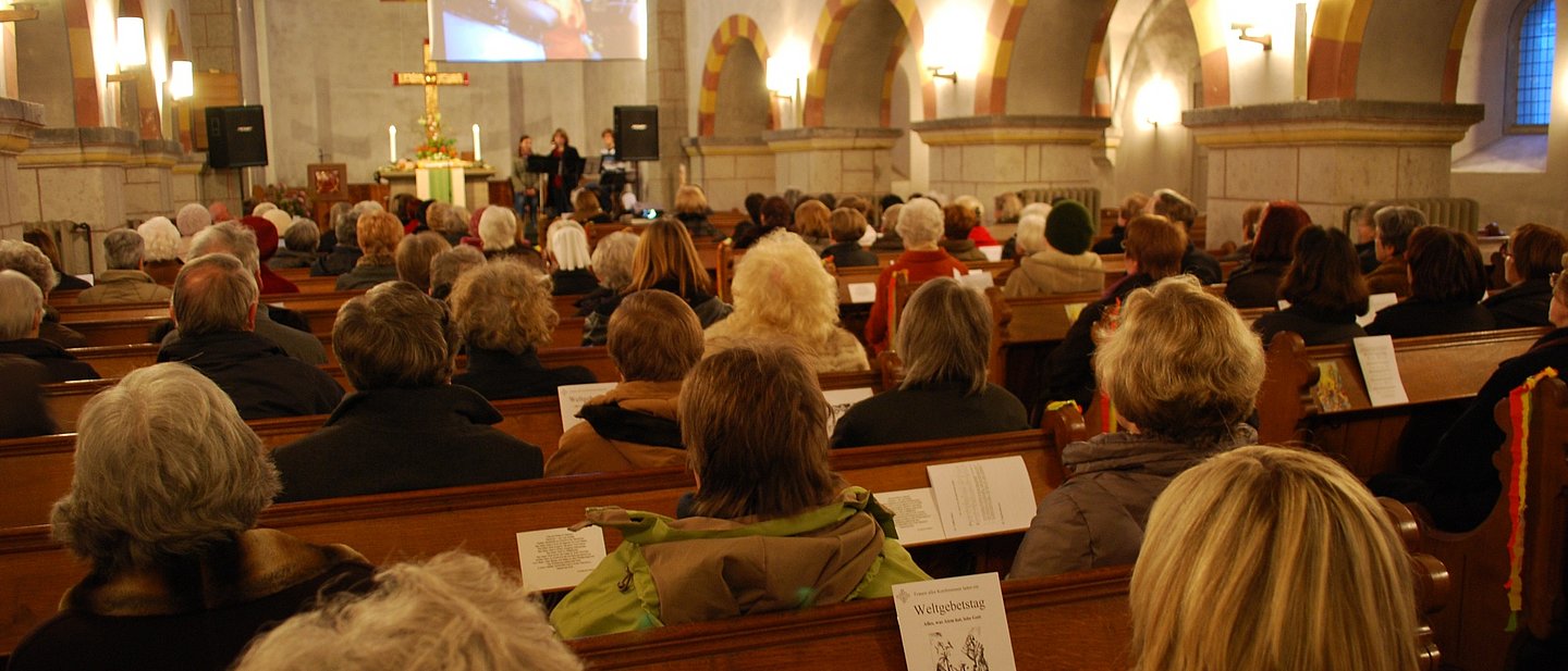 Kirche mit vielen Besuchern von hinten aufgnommen.
