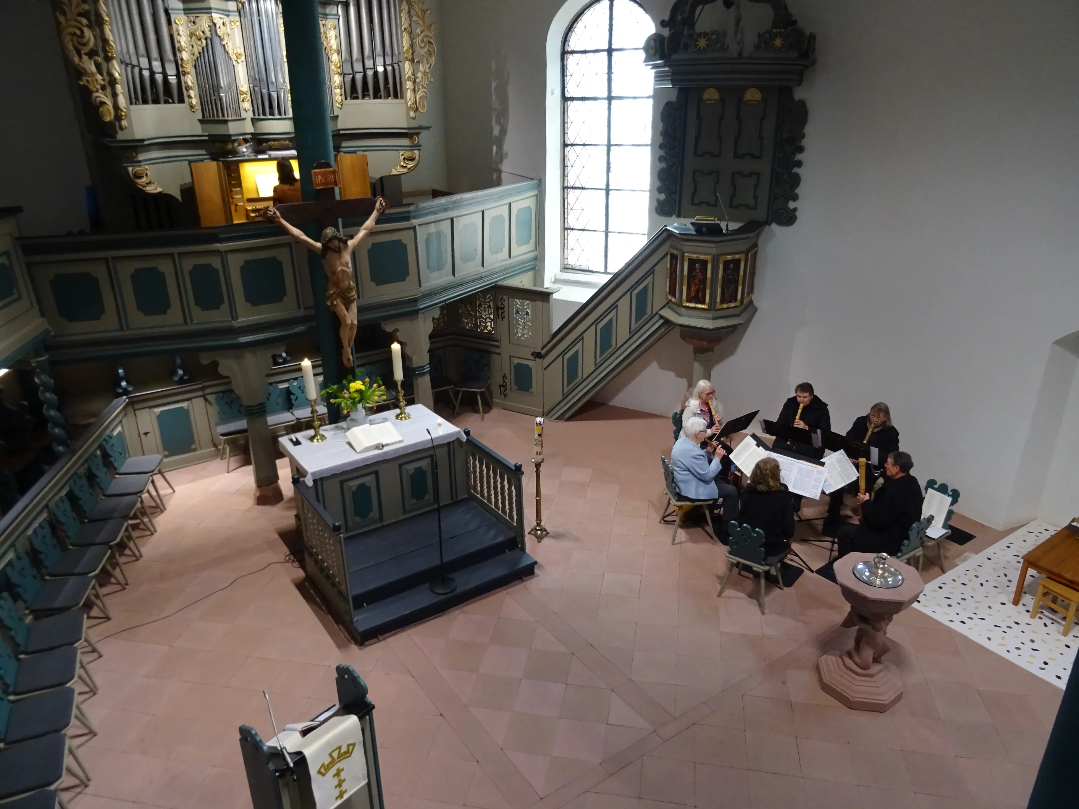 Dieses Foto zeigt den Innenraum der Neustädter Kirche im Gottesdienst am 26.04.2026 aus der Vogelperspektive, rechts sitzt der Neustädter Flötenkreis