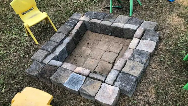 Auf den Fotos sieht man die Kinder und ErzieherInnen des "Haus des Kindes" beim Anlegen einer Feuerstelle und 2 Hochbeeten in ihrem Garten