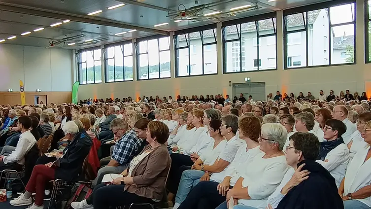 Gottesdienstbesuchende in der Sporthalle des Johanneums