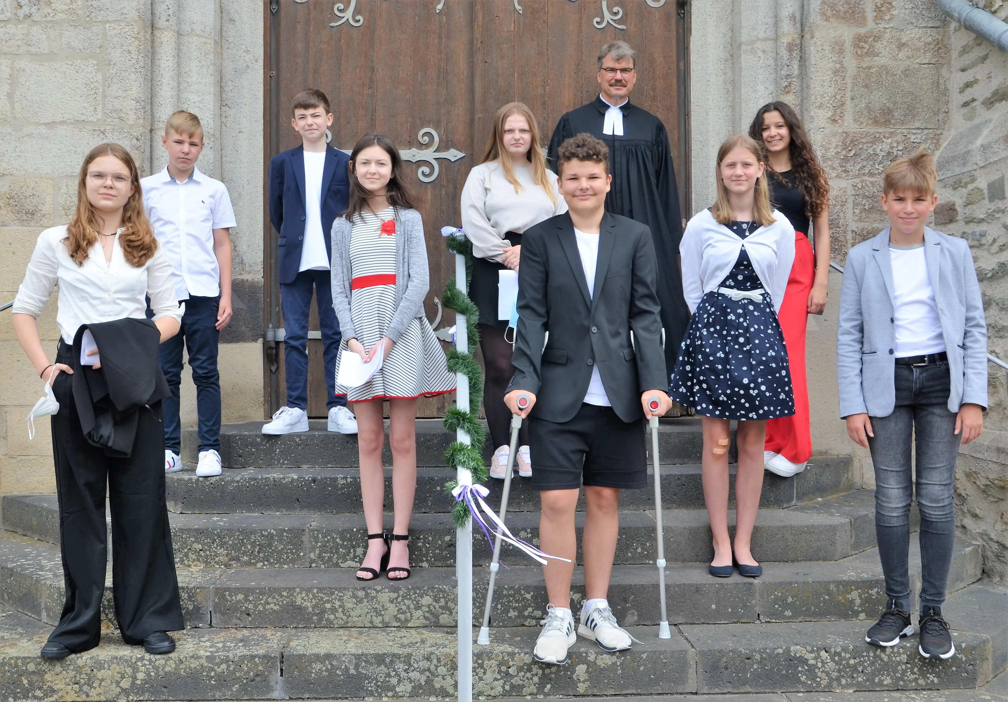 Das Foto zeigt den Konfirmandenjahrgang 2020/2021 nach ihrem Vorstellungsgottesdienst vor der Markuskirche.