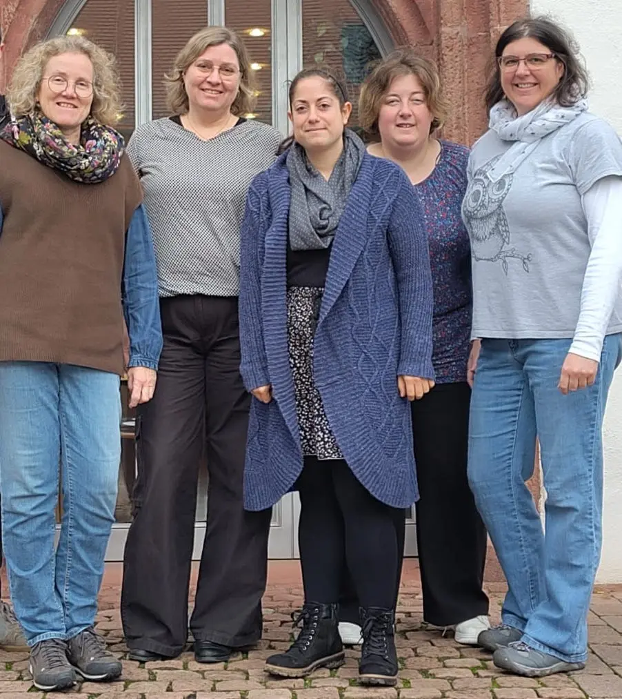 Eine Gruppe von fünf Frauen