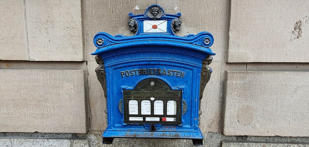 Foto: Ein blauer Briefkasten
