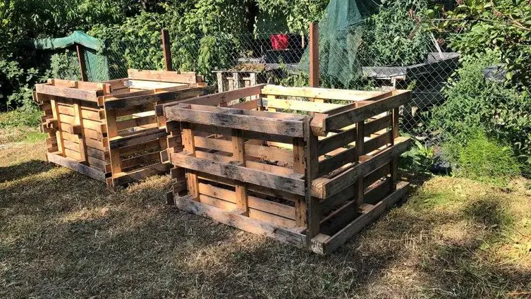 Auf den Fotos sieht man die Kinder und ErzieherInnen des "Haus des Kindes" beim Anlegen einer Feuerstelle und 2 Hochbeeten in ihrem Garten