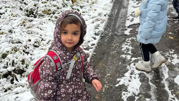 Das Foto zeigt die Kinder der KiTa "Haus des Kindes" bei ihrem Schneespaziergang!