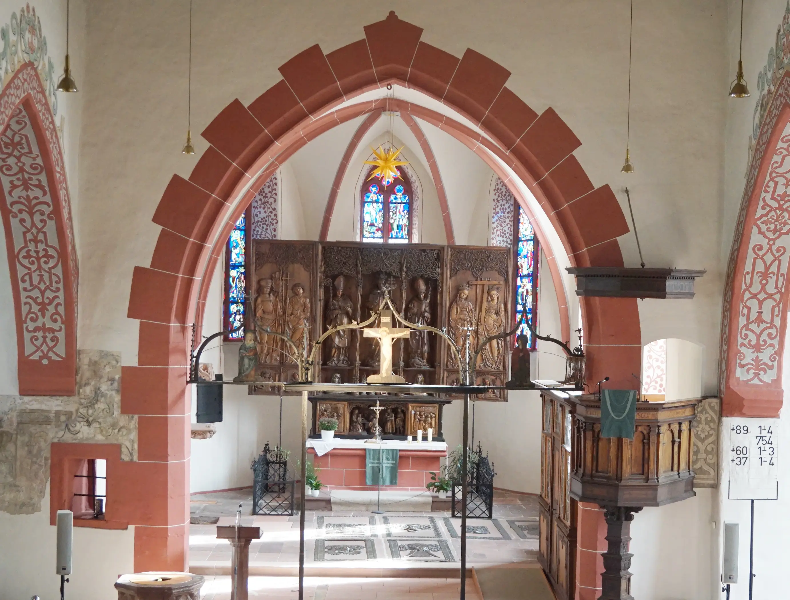 Das Bild zeigt den Schnitzaltar in der Evangelischen Kirche Babenhausen.