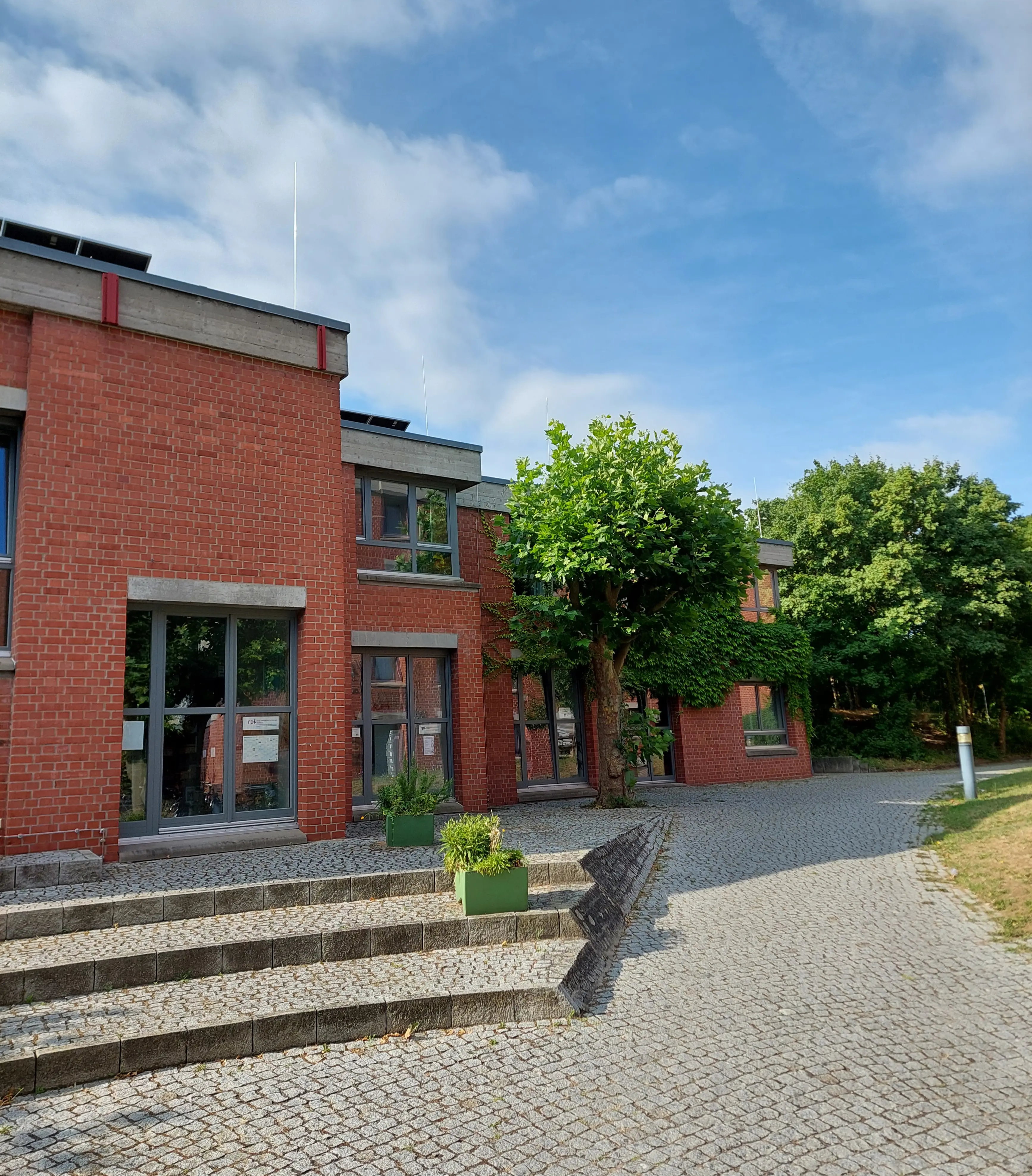 Blick vom Innenhof auf das Gebäude