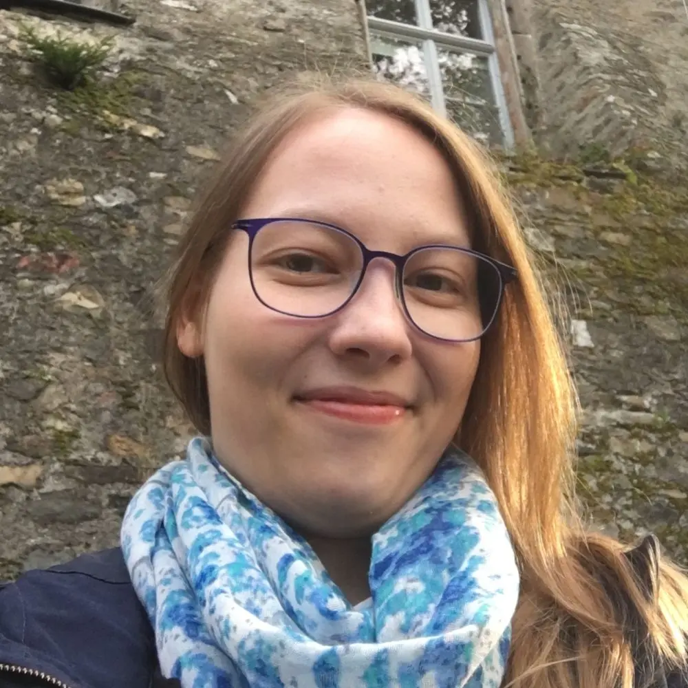 Junge Frau mit mittelblondem, langem Haar und Brille