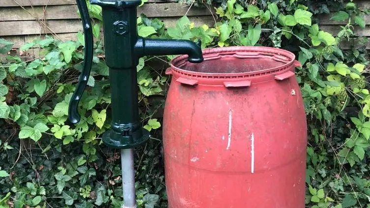 Das Foto zeigt die von Firma Werner gestiftete Pumpe im neuen KiTa - Garten!