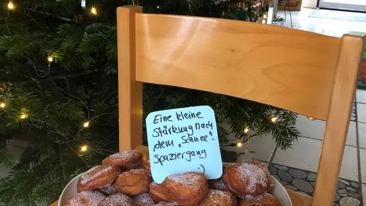 Das Foto zeigt die Kinder der KiTa "Haus des Kindes" bei ihrem Schneespaziergang!