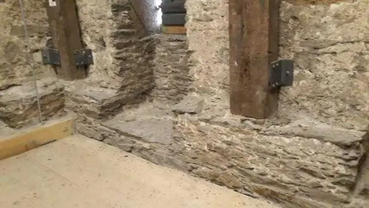 Die Texte und Fotos beruhen auf der "Besonderen Lernleistung - Geschichtsrezeption im digitalen Zeitalter: histocaching" als neue Form der Vergangenheitsbegegnung am Beispiel der Braubacher Barbarakirche." von Tobias Metz.