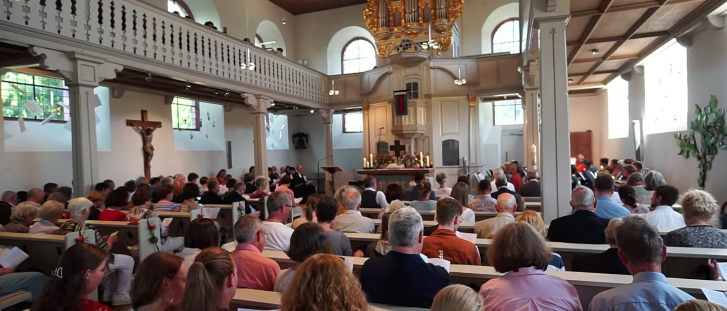 Voll besetzte Kirche bei einem Gottesdienst in der Evangelischen Kirche Ober-Ramstadt