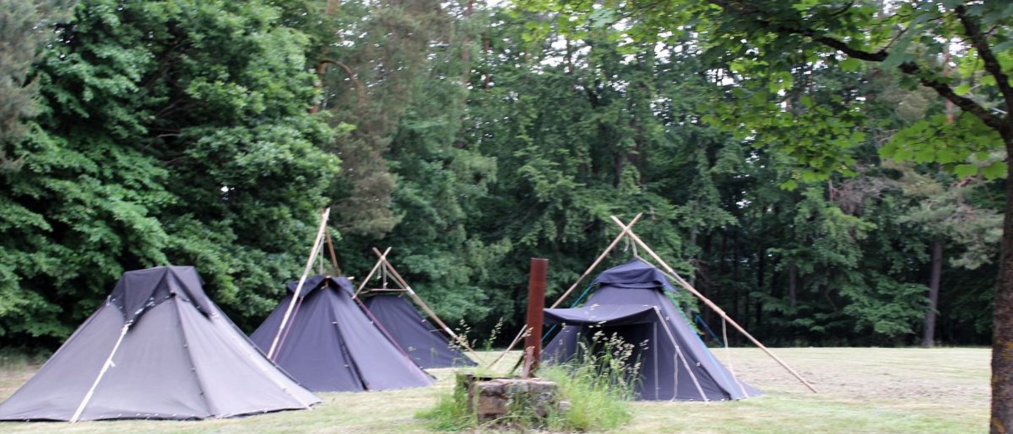 Zeltlager auf einer Wiese