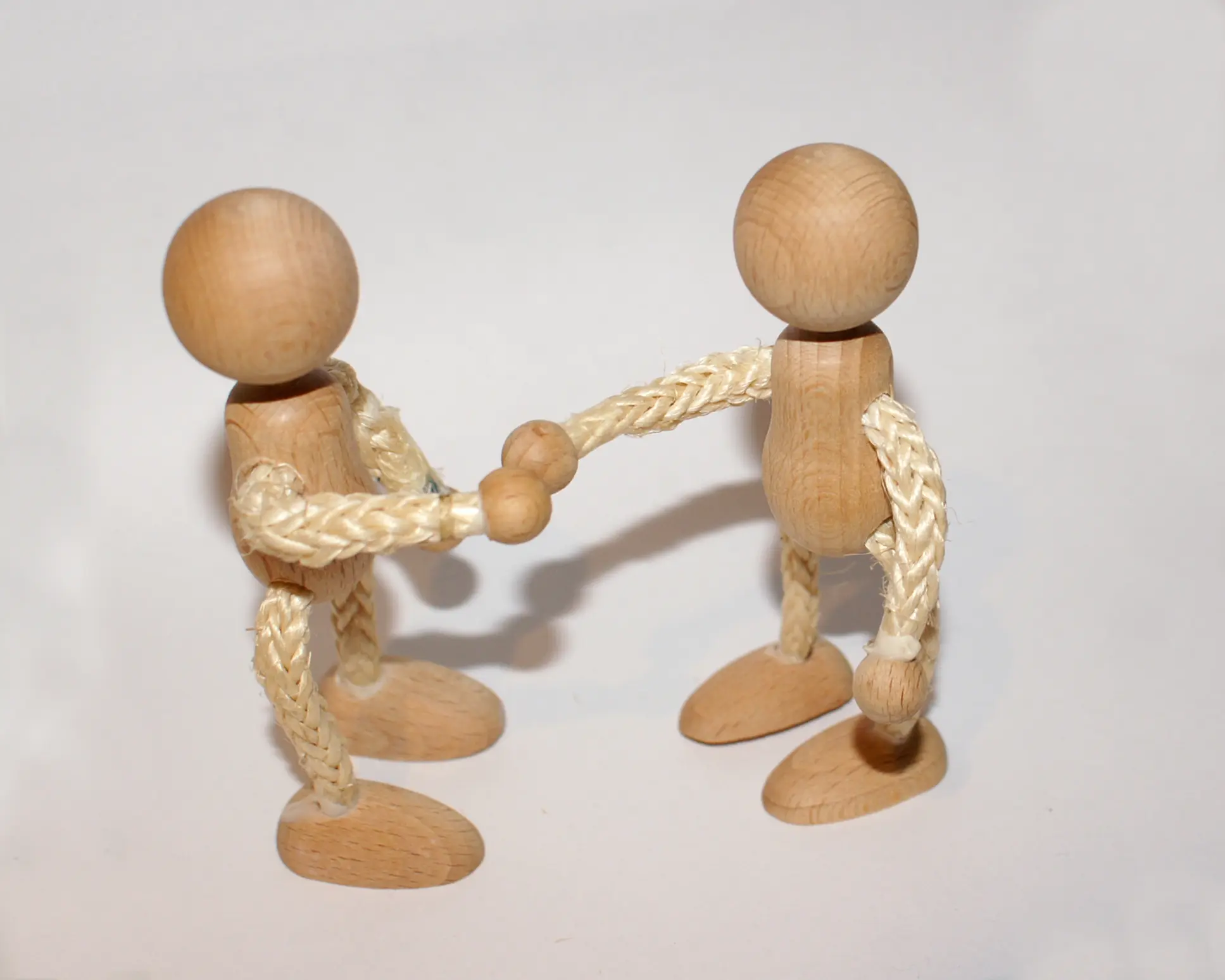 Zwei Biegedrahtpuppen, die sich begrüßen