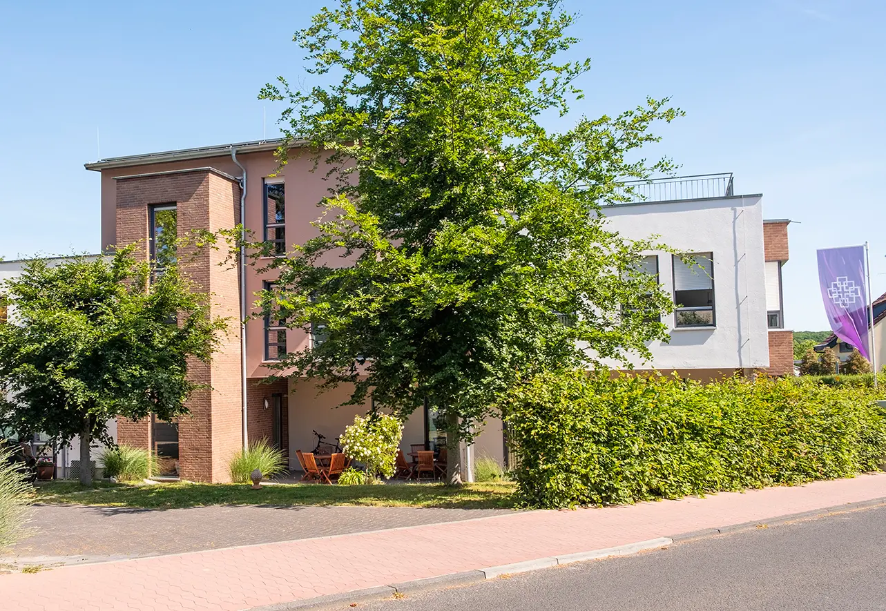 Die Rückseite des Hauses der Kirche in der Händelstraße 52 in Bad Soden
