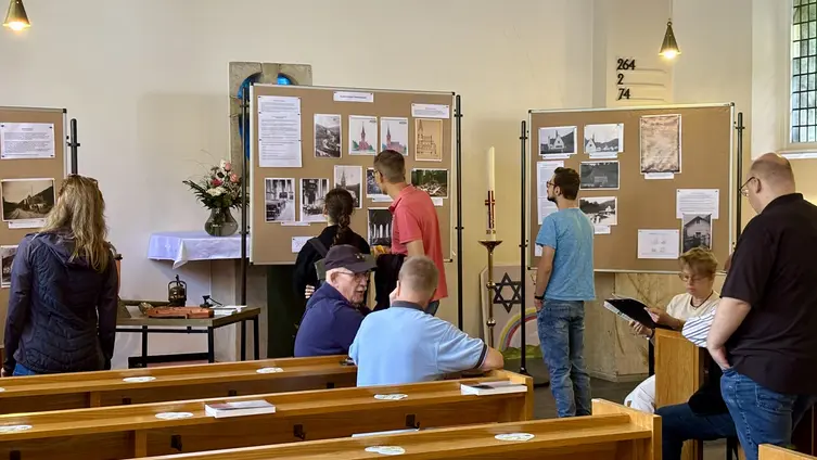 Interessierte betrachten eine Ausstellung zum Bergbau