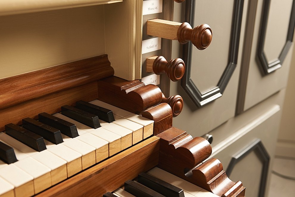 Detailansicht eines Orgelmanuals mit Registern