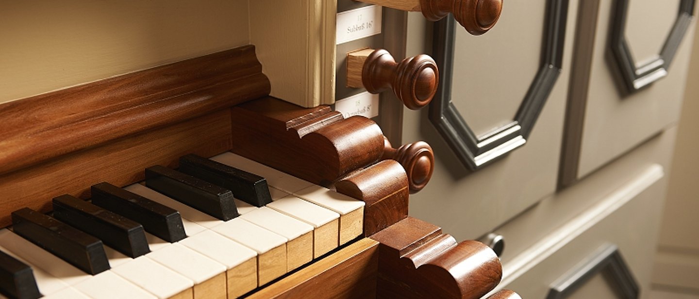 Detailansicht eines Orgelmanuals mit Registern