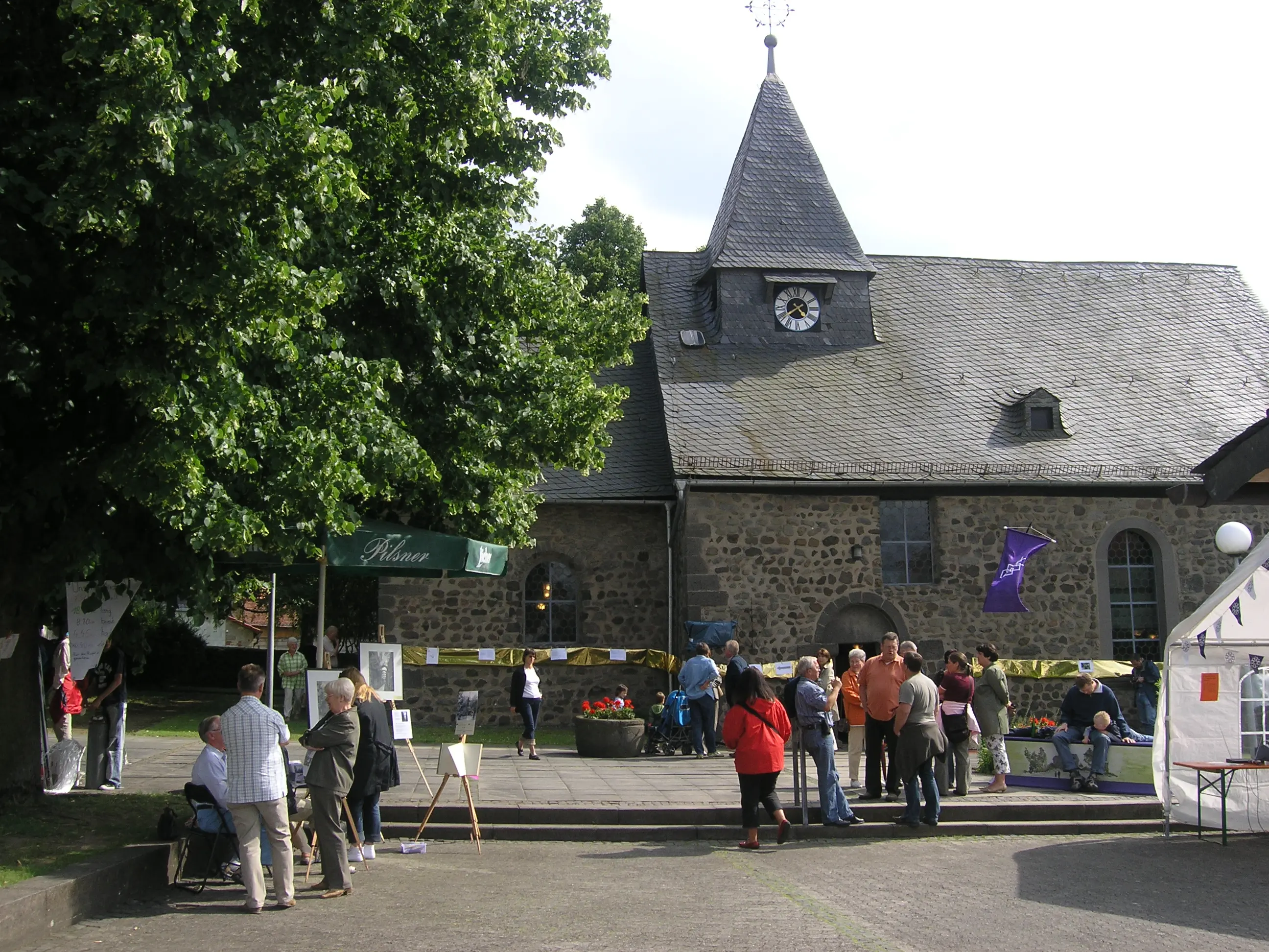 Garbenteicher Kirche mit Vorplatz Garbenteicher Kirche mit Vorplatz