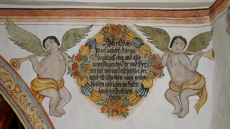 Barocke Posaunen-Engel über dem Seitenaltar
