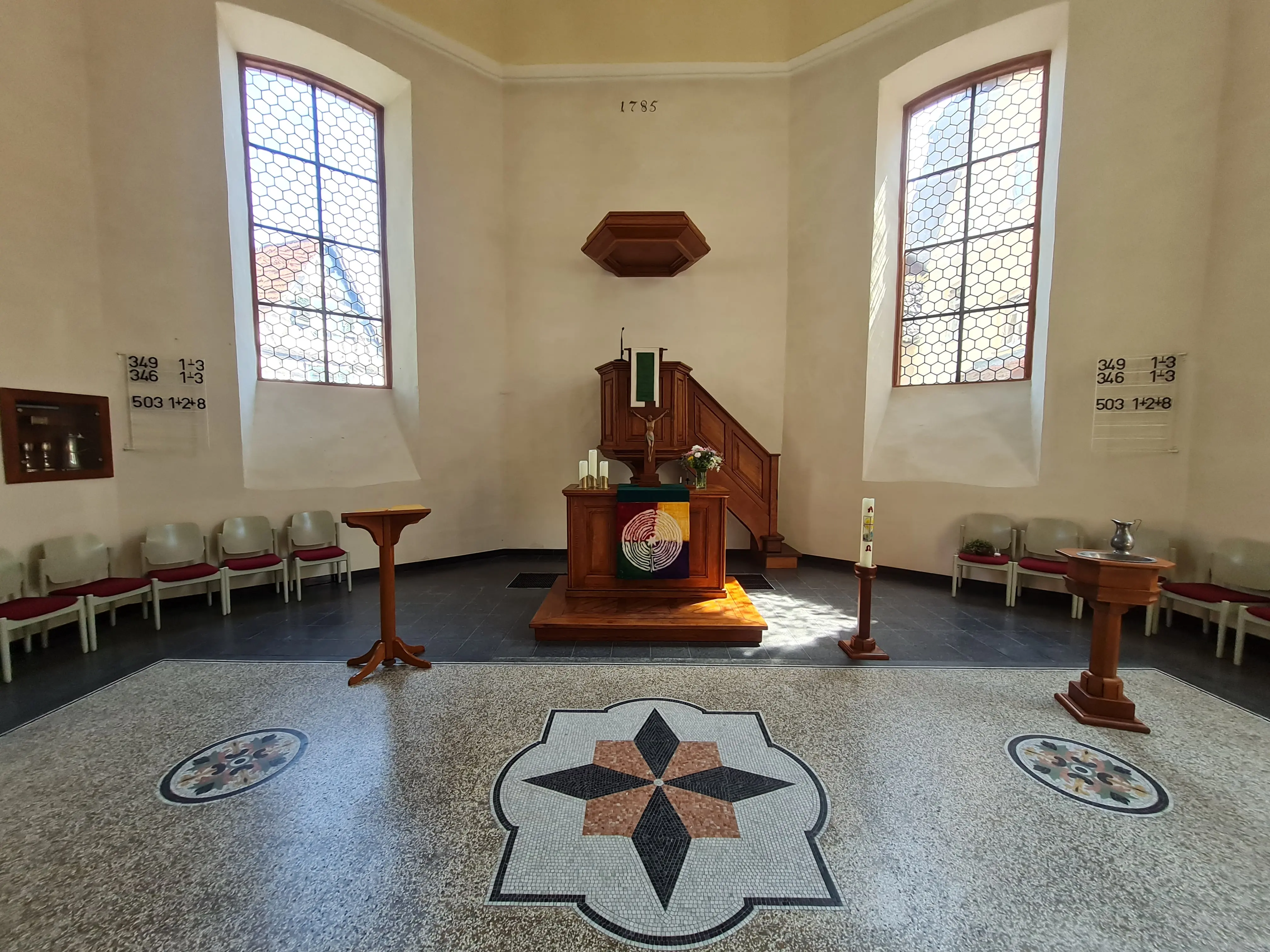 Das Bild zeigt den Chorraum in der Evangelischen Kirche Harreshausen.