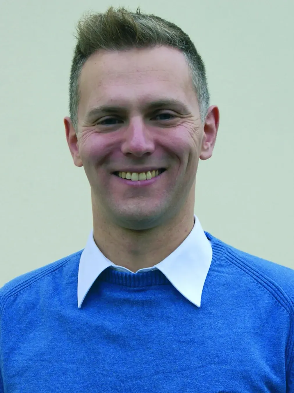 Kantor Patrick Leidinger - Portraitfoto vor hellen Hintergrund