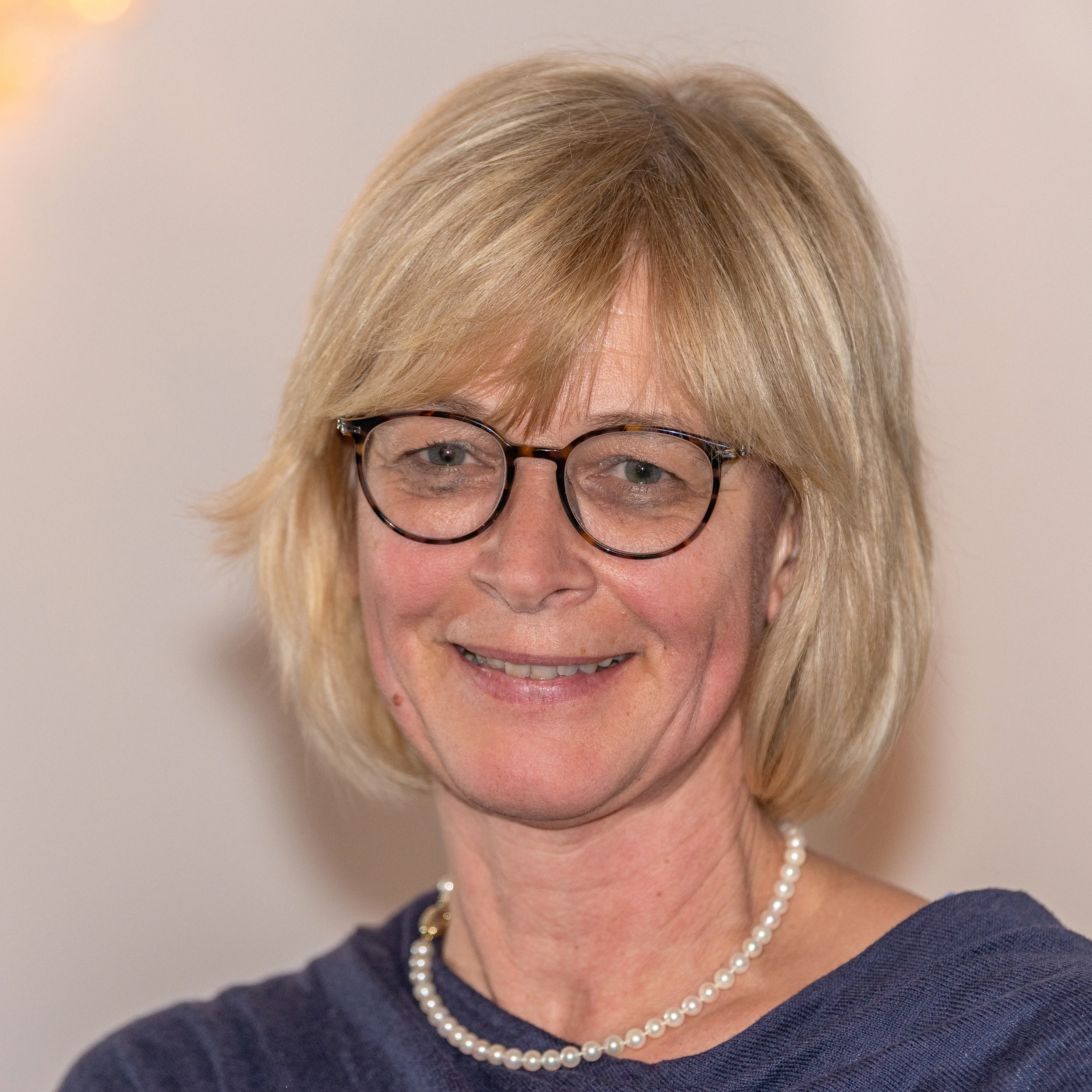 Portrait von Ute Gernot Roller vor einem hellen Hintergrund