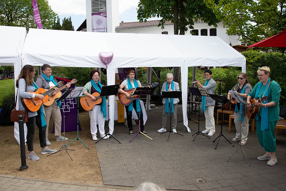 Gitarrengruppe beim Gemeindefest 2024