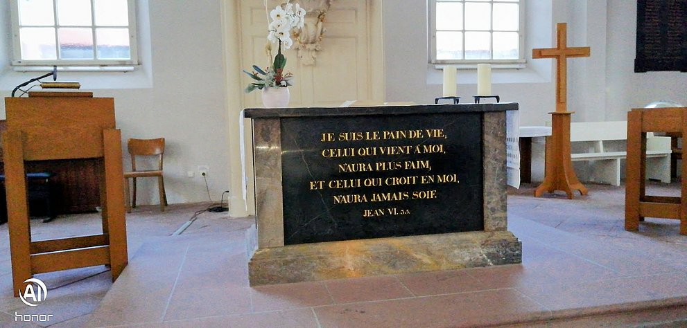 Ansicht des Alters in der Hugenottenkirche Friedrichsdorf.