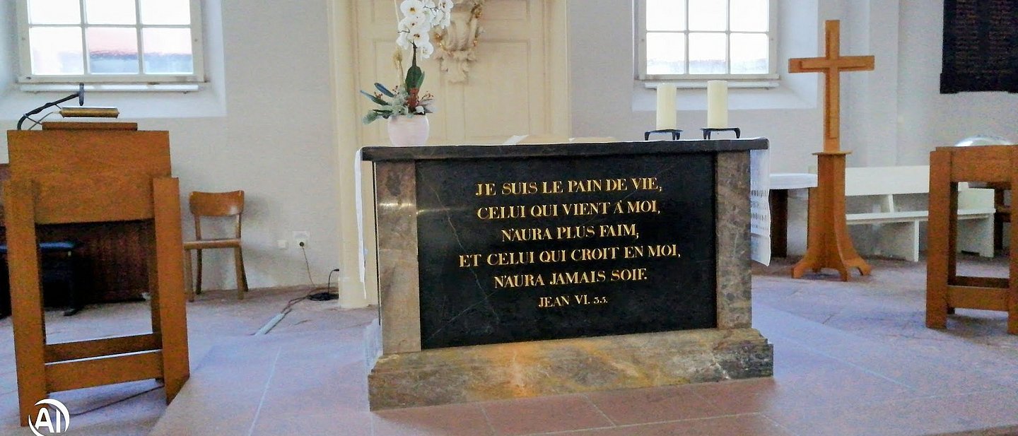 Ansicht des Alters in der Hugenottenkirche Friedrichsdorf.