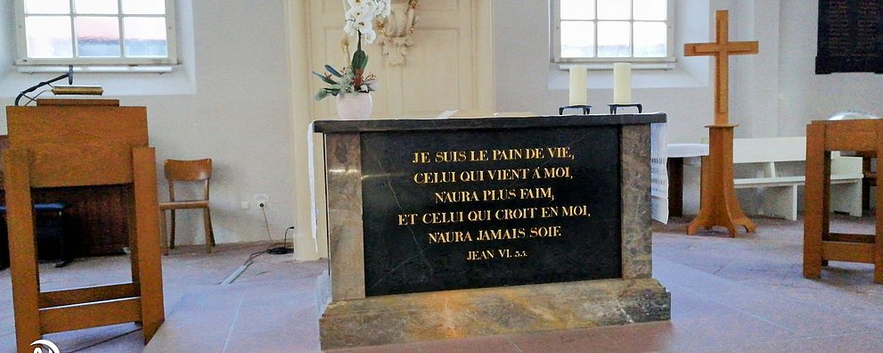 Ansicht des Alters in der Hugenottenkirche Friedrichsdorf.