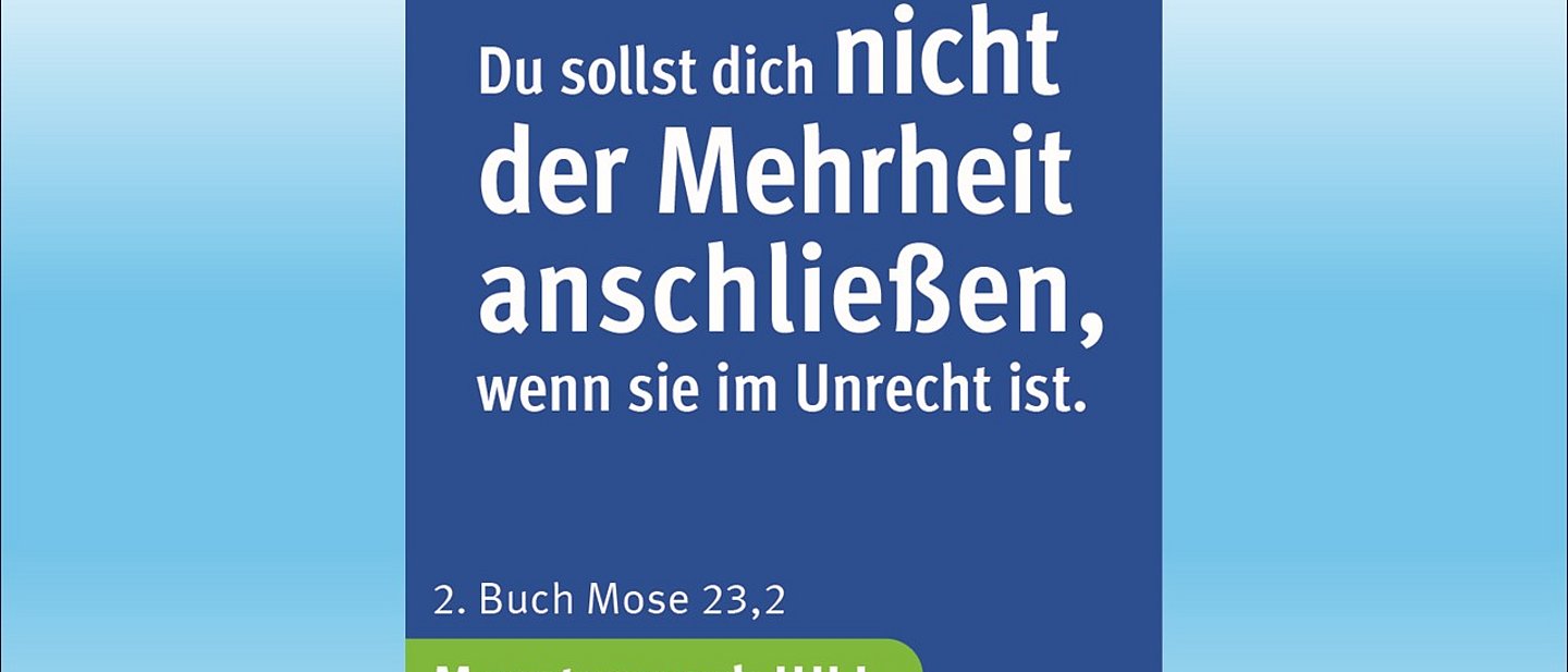 Eine blaue Grafik zeigt den Monatsspruch