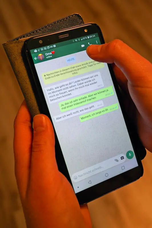 Mobiltelefon mit Whatsapp-Chat