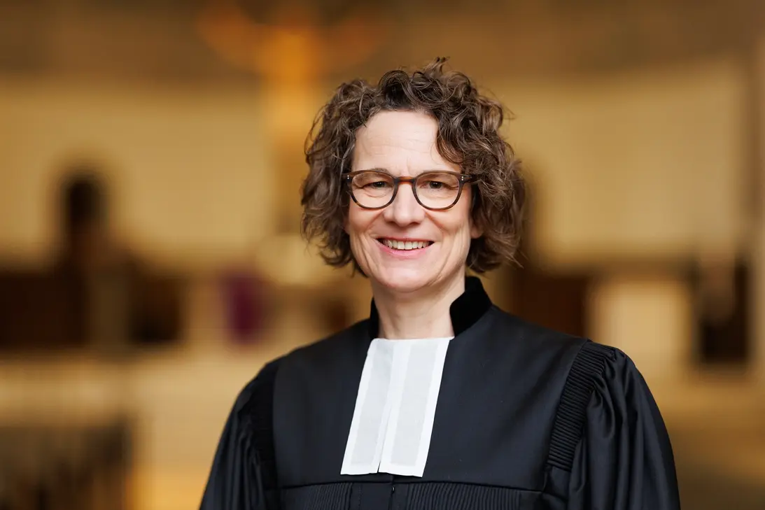 das Foto zeigt die Kirchenpräsidentin im Talar