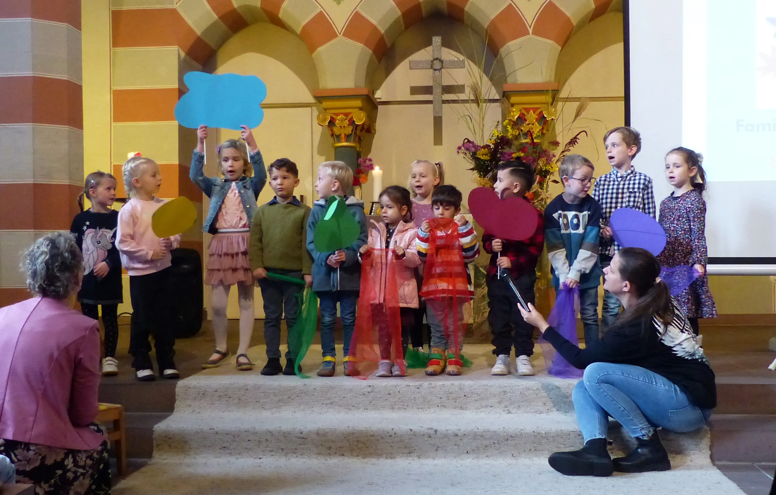 Die Kinder unserer Kita Regenbogenland singen ihr ‚Farbenlied‘. Erntedankfest 2025