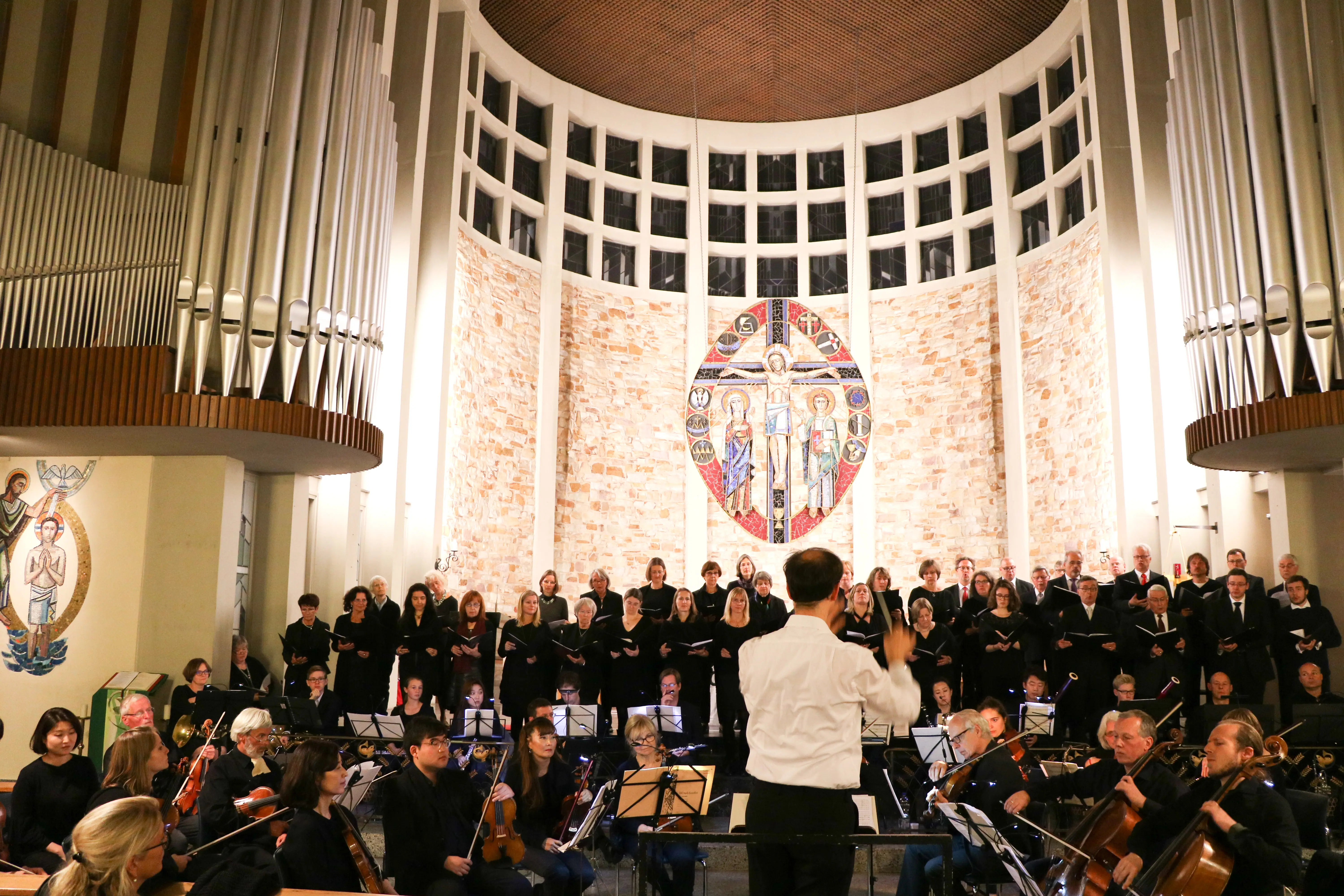 Das Reformationskonzert 2017 in der Katholischen Kirche St. Katharina in Bad Soden. Zu sehen ist Dekanatskantor Bernhard Zosel, der Orchester und Chor dirigiert.