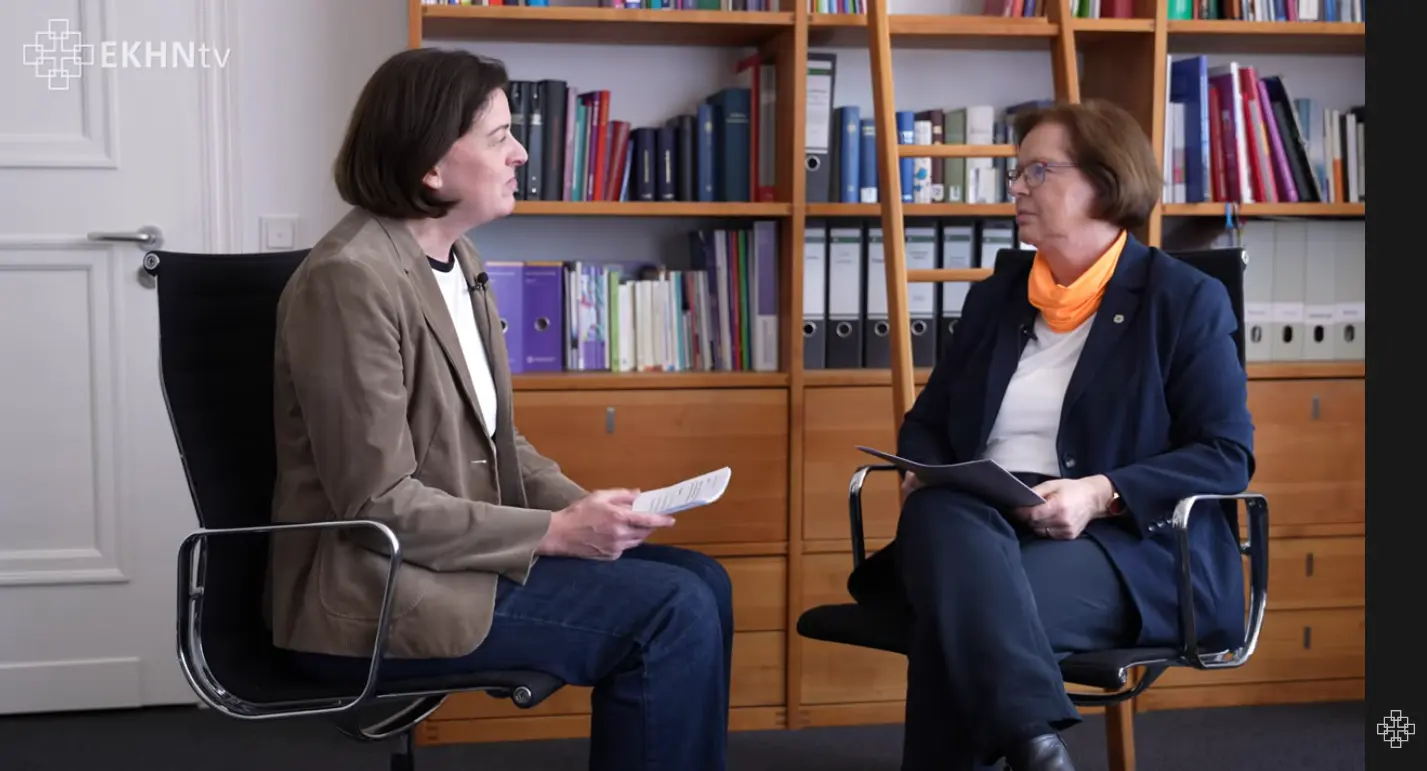 Zwei Frauen im Gespräch.