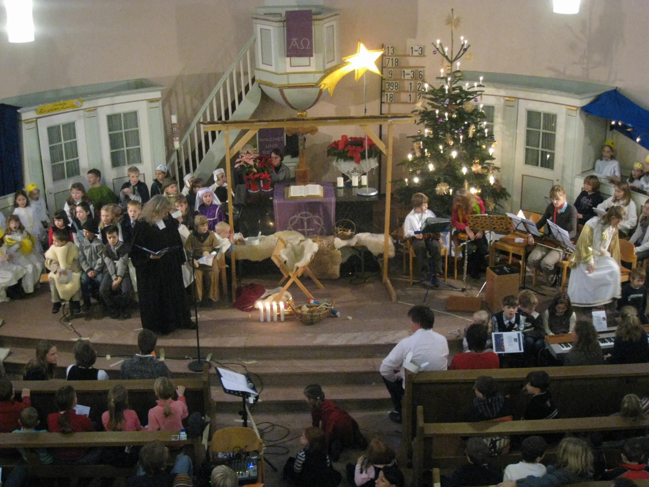 Kinder spielen die Weihnachtsgeschichte im Altarraum