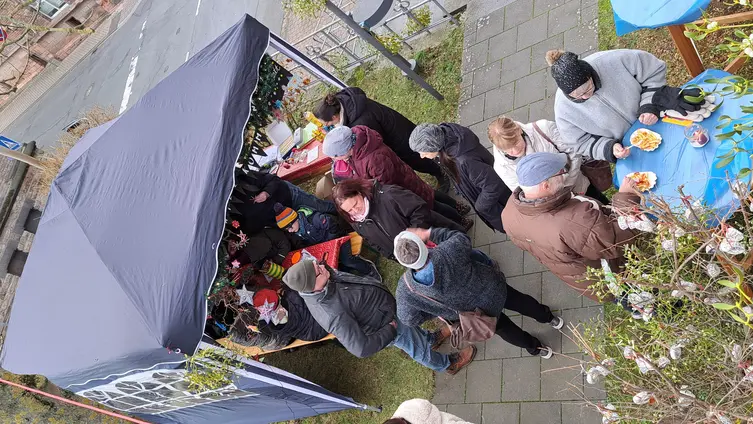 Das Foto zeigt Impressionen des Adventsmarktes rund um die Markuskirche am 1. Advent 2024 und die anschließende Lichterandacht.