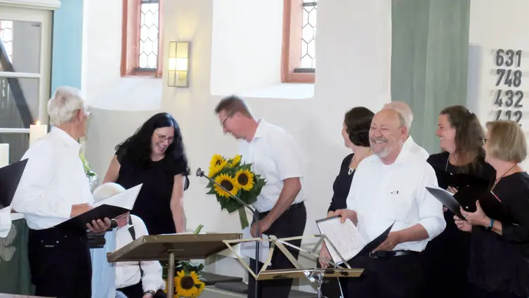 Steffen Bücher mit Blumenpräsent